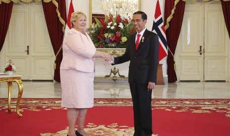 Presiden Joko Widodo (kanan) berjabat tangan dengan Perdana Menteri (PM) Norwegia Erna Solberg (kiri) saat kunjungan kenegaraan di Istana Merdeka, Jakarta, Selasa (14/4)..