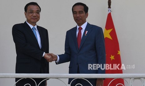 Presiden Joko Widodo (kanan) berjabat tangan dengan Perdana Menteri Cina Li Keqiang (kiri) saat kunjungan kenegaraan di beranda Istana Bogor, Jawa Barat, Senin (7/5). 