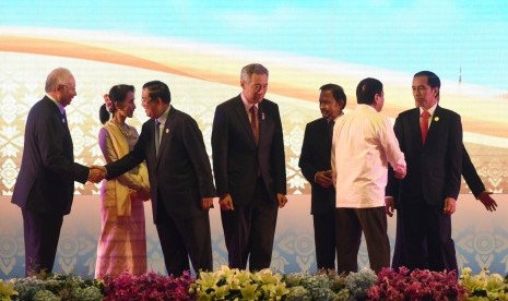 Presiden Joko Widodo (kanan) berjabat tangan dengan Presiden Filipina Rodrigo Duterte (kedua kanan) dan pimpinan negara-negara ASEAN disela pembukaan Asean Summit ke-28 dan 29 serta Related Summit di National Convention Center, Vientiane, Laos, Selasa (6/9