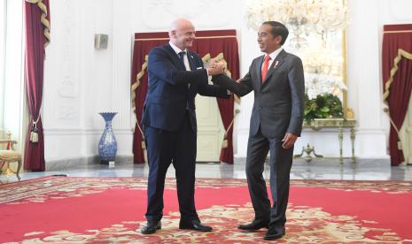 Presiden RI Joko Widodo (kanan) berjabat tangan dengan Presiden Induk Asosiasi Sepak Bola Dunia (FIFA) Gianni Infantino saat bertemu di Istana Negara, Jakarta, Selasa (18/10/2022).