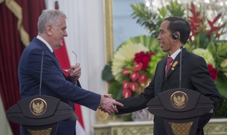 President Joko Widodo (r) Presiden of Serbia Tomislav Nikolic (l)