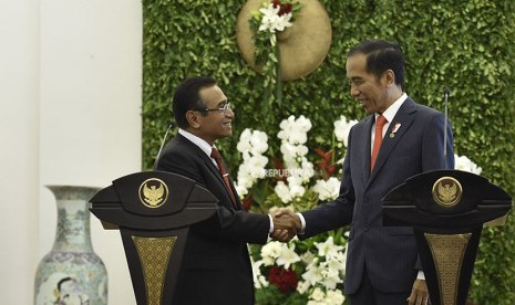 President Joko Widodo (right) shakes hand with Timor Leste's President Timor Leste Francisco Guterres Lu Olo at Bogor Palace, West Java, Thursday (June 28).