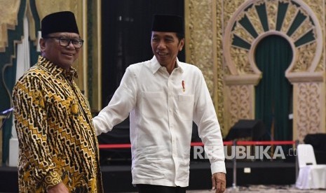 Presiden Joko Widodo (kanan) berjalan bersama Ketua DPD Oesman Sapta Odang (kiri) saat tiba untuk berbuka puasa bersama anggota dan pimpinan DPD di Jakarta, Rabu (15/5/2019).