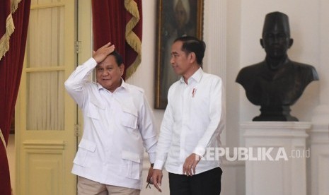 Presiden Joko Widodo (kanan) berjalan bersama Ketua Umum Partai Gerindra Prabowo Subianto (kiri) usai melakukan pertemuan di Istana Merdeka, Jakarta, Jumat (11/10/2019).