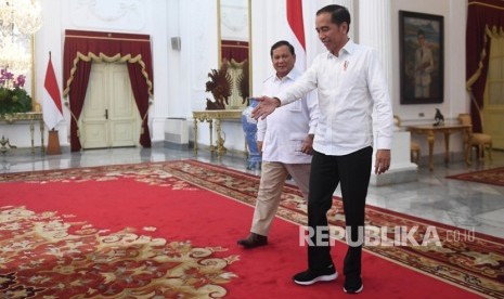 Presiden Joko Widodo (kanan) berjalan bersama Ketua Umum Partai Gerindra Prabowo Subianto (kiri) usai melakukan pertemuan di Istana Merdeka, Jakarta, Jumat (11/10/2019).