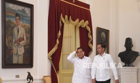 Presiden Joko Widodo (kanan) berjalan bersama Ketua Umum Partai Gerindra Prabowo Subianto (kiri) usai melakukan pertemuan di Istana Merdeka, Jakarta, Jumat (11/10/2019).