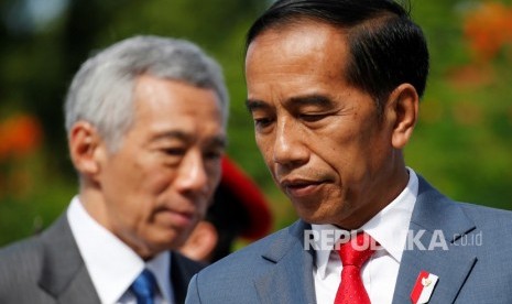 Presiden Joko Widodo (kanan) berjalan bersama PM Singapura Lee Hsien Loong, di Istana, di Singapura, Selasa (08/10/2019). 