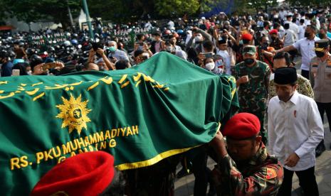 Khofifah Kenang Buya Syafii Maarif Sebagai Intelektual Kharismatik. Foto:   Presiden Joko Widodo (kanan) berjalan di dekat peti berisi jenazah Almarhum Buya Syafii Maarif saat melayat di Masjid Gedhe Kauman, Yogyakarta, Jumat (27/05/2022). Ketua Pimpinan Pusat Muhammadiyah Tahun 1998-2005, Buya Syafii Maarif wafat pada Jumat (27/5/2022) pukul 10.15 WIB di RS PKU Muhammadiyah Gamping, Sleman, Daerah Istimewa Yogyakarta (DIY) karena sakit. 