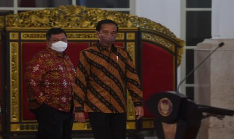 Presiden Joko Widodo (kanan) berjalan didampingi Kepala BPKP Muhammad Yusuf Ateh (kiri) untuk memimpin Rapat Koordinasi Nasional Pengawasan Intern Pemerintah tahun 2022 di Istana Negara, Jakarta, Selasa (14/6/2022). Rakornas itu mengangkat tema kawal produk dalam negeri untuk bangsa mandiri.