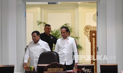 Presiden Joko Widodo (kanan) berjalan memasuki ruangan didampingi Menteri Pertahanan Prabowo Subianto (kiri) sebelum rapat terbatas di Kantor Presiden, Jakarta, Jumat (22/11/2019).