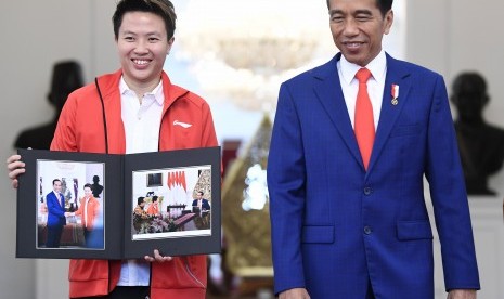 President Joko Widodo (right) and Indonesian mixed double badminton queen Liliyana Natsir (left) hold a press conference at Merdeka Palace, Jakarta, Tuesday (Jan 29). 