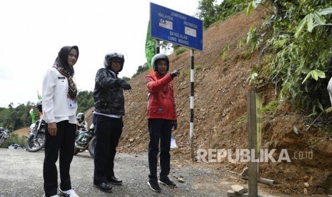 Presiden Joko Widodo (kanan) bersama Gubernur Kalimantan Utara Irianto Lambrie (tengah) dan Bupati Nunukan Asmin Laura Hafid (kiri) meninjau tapal batas wilayah negara di Kabupaten Nunukan, Kalimantan Utara, Kamis (19/12/2019). 