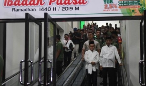 Presiden Joko Widodo (kanan) bersama Gubernur Kalteng Sugianto Sabran (kiri) berjalan keluar usai menunaikan shalat tarawih di Masjid Darul Arqam, Palangka Raya, Kalimantan Tengah, Selasa (7/5/2019). 