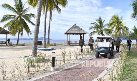 Presiden Joko Widodo (kanan) bersama Ibu Negara Iriana Joko Widodo mengendarai mobil golf berkeliling Kawasan Ekonomi Khusus (KEK) Tanjung Pulisan, Likupang, Kabupaten Minahasa Utara, Sulawesi Utara, Kamis (4/7/2019).