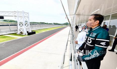 Presiden Joko Widodo (kanan) bersama Ibu Negara Iriana Joko Widodo meninjau Pertamina Mandalika International Circuit di Kawasan Ekonomi Khusus (KEK) Mandalika, Desa Kuta, Kecamatan Pujut, Kabupaten Lombok Tengah, Kamis (13/1/2022). Dalam kunjungannya, Presiden menyimulasikan kedatangan penonton MotoGP Mandalika 2022 dengan mengendarai sepeda motor ke Sirkuit Mandalika dari Bandara Zainuddin Abdul Madjid hingga ke Sirkuit Mandalika melalui jalur bypass. 