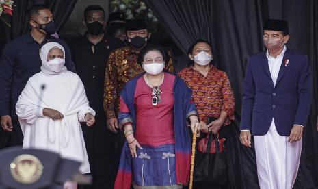 Presiden Joko Widodo (kanan) bersama Ibu Negara Iriana Joko Widodo (kiri) dan Presiden kelima RI yang juga Ketum PDIP Megawati Soekarnoputri (tengah) tiba menghadiri peresmian Masjid At-Taufiq di kawasan Lenteng Agung, Jakarta, Rabu (8/6/2022).