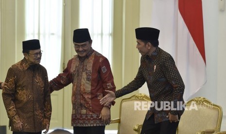 Presiden Joko Widodo (kanan) bersama Ketua Dewan Kehormatan Ikatan Cendekiawan Muslim se-Indonesia (ICMI) BJ Habibie (kiri) dan Ketua Umum ICMI Jimly Asshidiqie (tengah) saat pembukaan Silaturahmi Kerja Nasional (Silaknas) Tahun 2017 di Istana Kepresidenan Bogor, Jakarta, Jumat (8/12). 