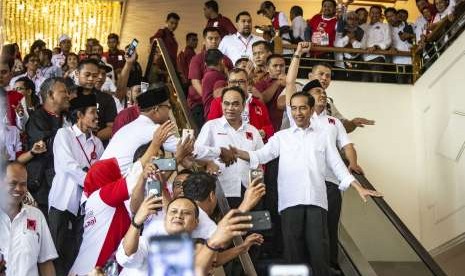 Incumbent President Joko Widodo (right) and Chairman of Projo Budi Arie Setiadi (second right) attended the 4th National Meeting of Projo at Jakarta, Sunday (Sept 16). 