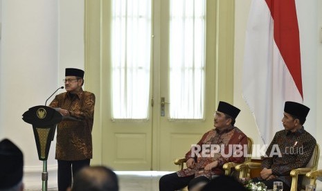 Presiden Joko Widodo (kanan) bersama Ketua Umum ICMI Jimly Asshidiqie (tengah) mendengarkan pidato Ketua Dewan Kehormatan Ikatan Cendekiawan Muslim se-Indonesia (ICMI) BJ Habibie (kiri) saat pembukaan Silaturahmi Kerja Nasional (Silaknas) Tahun 2017 di Istana Kepresidenan Bogor, Jakarta, Jumat (8/12).