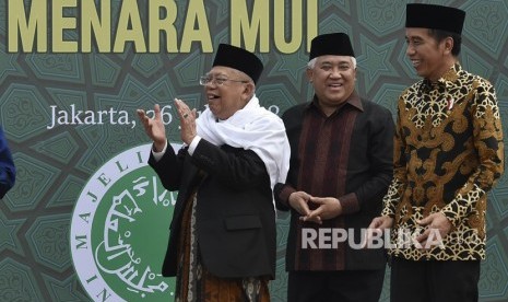 Presiden Joko Widodo (kanan) bersama Ketua Umum Majelis Ulama Indonesia (MUI) Maruf Amin (kiri) dan Ketua Dewan Pertimbangan MUI Din Syamsuddin (tengah) saat acara peletakkan batu pertama proyek pembangunan Menara MUI di Bambu Apus, Jakarta, Kamis (26/7). 