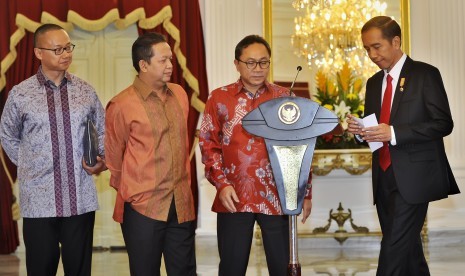  Presiden Joko Widodo bersama Ketua Umum  PAN Zulkifli Hasan, Ketua MPP PAN Soetrisno Bachir (kedua kiri), bersiap memberikan keterangan terkait bergabungnya PAN dengan koalisi partai pendukung pemerintah, Jakarta, Rabu (2/9). (Antara/Yudhi Mahatma)