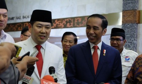 Presiden Joko Widodo (kanan) bersama Ketua Umum Partai Perindo, Hary Tanoesudibjo (kiri).