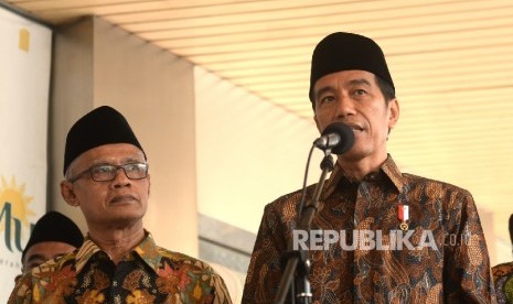 Presiden Joko Widodo (kanan) bersama Ketua Umum PP Muhammadiyah Haedar Nasir mengadakan konferensi pers usai pertemuan di Gedung Pusat Dakwah PP Muhammadiyah, Jakarta, Selasa (8/11). 