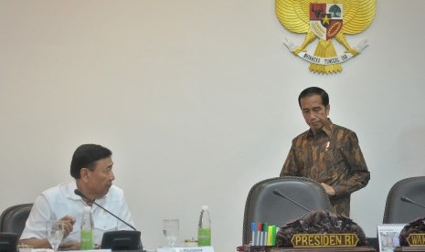 Presiden Joko Widodo (kanan) bersama Menko Polhukam Wiranto (kiri) 