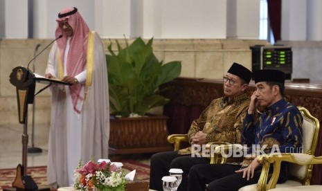 Presiden Joko Widodo (kanan) bersama Menteri Agama Lukman Hakim Saifuddin menyimak sambutan dari Pangeran Khalid bin Sultan Abdul Aziz pada Silaturahmi dengan peserta Musabaqoh Hafalan Al-Quran dan Hadits Pangeran Sultan bin Abdul Aziz Alu Suud Tingkat Asean dan Pasifik ke 10 tahun 2018 di Istana Negara, Jakarta, Kamis (22/3).