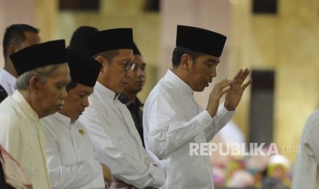 President Joko Widodo (right) along with Religious Affairs Minister Lukman Hakim Saifuddin (second right) and Cabinet Secretary Pramono Anung (second left) perform sunnah prayer before conducting tarawih at Istiqlal mosque, Jakarta, Wednesday (May 16).