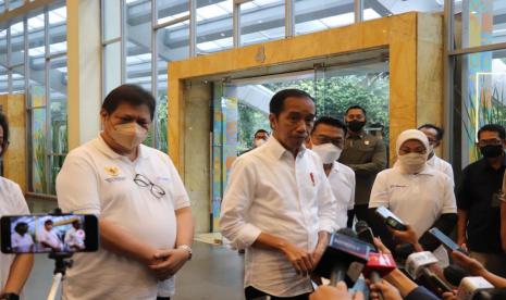 Presiden Joko Widodo (kanan) bersama Menteri Koordiinator Bidang Perekonomian Airlangga Hartarto saat Temu Raya Alumni Program Kartu Prakerja di Sentul International Convention Centre, Bogor, Jawa Barat, Jumat (17/6/2022). 