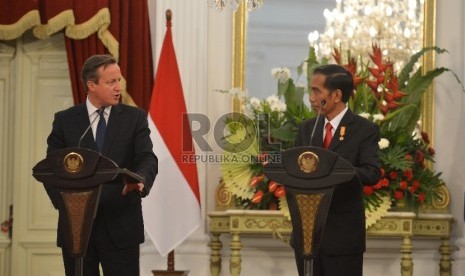  Presiden Joko Widodo (kanan) bersama Perdana Menteri Inggris David Cameron (kiri) menggelar jumpa pers seusai melakukan pertemuan di Istana Merdeka, Jakarta, Senin (27/7).  (Republika/Edwin Dwi Putranto)