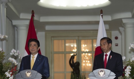 Presiden Joko Widodo (kanan) bersama Perdana Menteri Jepang Shinzo Abe melakukan konferensi pers di Istana Bogor, Bogor, Jawa Barat, Minggu (15/1).