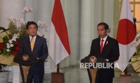 President Joko Widodo (right) together with Japan Prime Minister Shinzo Abe hold a press conference pers after bilateral meeting at the Bogor Palace, West Java on Sunday (January 15).