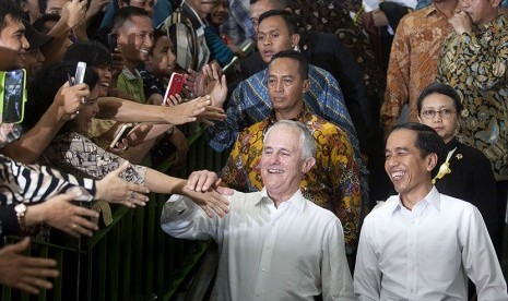 Presiden Joko Widodo (kanan) bersama PM Australia Malcolm Turnbull (kedua kanan) berjabat tangan dengan warga saat melakukan 'blusukan' di pasar Tanah Abang, Jakarta, Kamis (12/11).