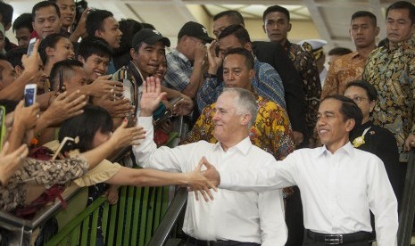 Presiden Joko Widodo (kanan) bersama PM Australia Malcolm Turnbull (kedua kanan) berjabat tangan dengan warga saat melakukan 'blusukan' di pasar Tanah Abang, Jakarta, Kamis (12/11). 