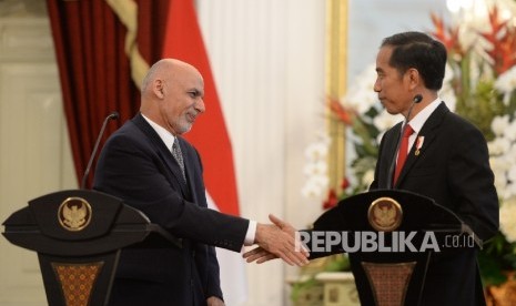 Presiden Joko Widodo (kanan) bersama Presiden Afganistan Mohammad Ashraf Ghani.