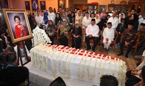 Presiden Joko Widodo (kanan) bersama Presiden ke-3 RI BJ Habibie (kedua kanan), Ibu Negara Iriana Joko Widodo (kiri), Ibu Mufidah Jusuf Kalla (kedua kiri) duduk bersama Presiden ke-6 RI Susilo Bambang Yudhoyono (tengah) saat melayat almarhumah Ani Yudhoyono di Cikeas, Bogor, Jawa Barat, Sabtu (1/6).