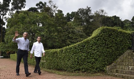 President Joko WIdodo (right) walked alongside with former U.S. president Barack Obama to the Cafe Grand Garden, Bogor Botanical Garden, West Java, on Friday (June 30). 