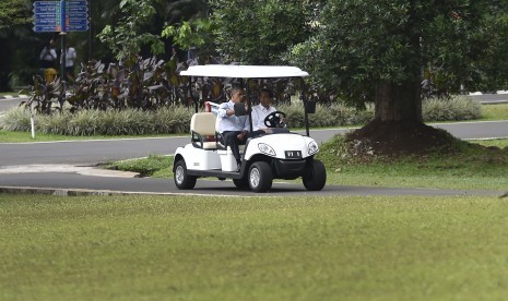 Presiden Joko WIdodo (kanan) bersama Presiden ke-44 Amerika Serikat Barack Obama (kiri) berjalan menuju Cafe Grand Garden Kebun Raya Bogor, Jawa Barat, Jumat (30/6). 