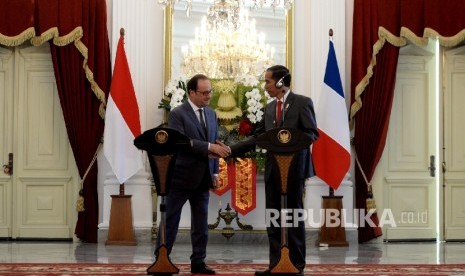 Presiden Joko Widodo (kanan) bersama Presiden Perancis Francois Hollande mengadakan konferensi pers saat kunjungan kenegaraan Presiden Perancis di Istana Merdeka, Jakarta, Rabu (29/3).