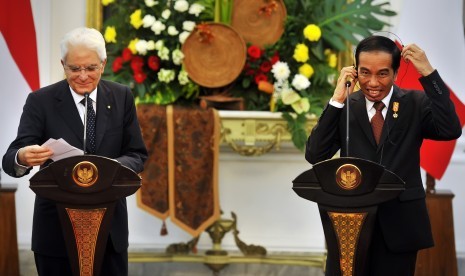 Presiden Joko Widodo (kanan) bersama Presiden Republik Italia Sergio Mattarella (kiri) memberikan keterangan pers mengenai hasil kesepakatan kerjasama bidang ekonomi di Istana Merdeka, Jakarta, Senin (9/11). 