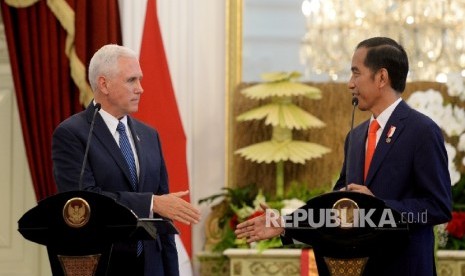 Presiden Joko Widodo (kanan) bersama Wakil Presiden AS Mike Pence memberikan keterangan pers saat kunjungan kenegaraan di Istana Merdeka, Jakarta, Kamis (20/4). 