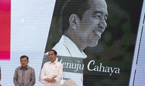 Presiden Joko Widodo (kanan) bersama Wakil Presiden Jusuf Kalla (kiri) menghadiri peluncuran buku Jokowi Menuju Cahaya karya Alberthiene Endah di Jakarta, Rabu (12/12/2018). 