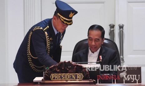 Keterlibatan APBN dalam proyek pemindahan ibu kota hanya 20 persen.  Foto: Presiden Joko Widodo (kanan) bersiap memimpin rapat presentasi desain ibu kota negara baru di Kantor Presiden, Jakarta, Jumat (20/12/2019). 