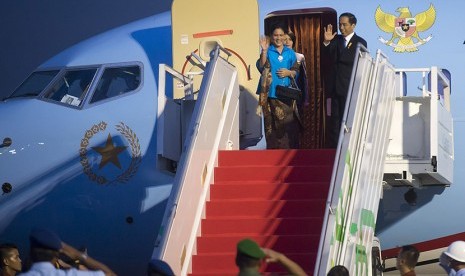 Presiden Joko Widodo (kanan) dan Ibu Negara Iriana Joko Widodo (kiri) melambaikan tangan sebelum memasuki pesawat kepresidenan di Bandara Halim Perdanakusuma, Jakarta Timur. ilustrasi