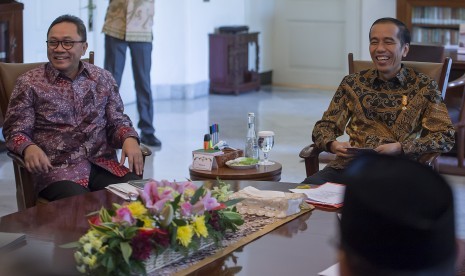 Presiden Joko Widodo (kanan) dan Ketua MPR Zulkifli Hasan (kiri) melakukan pertemuan konsultasi dengan pimpinan lembaga negara lainnya di Istana Bogor, Jawa Barat, Rabu (5/8).