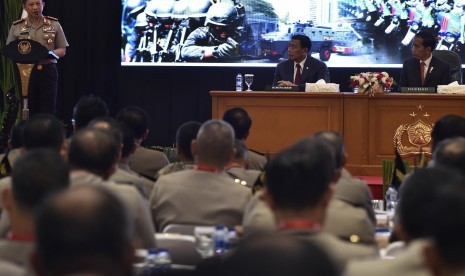 Presiden Joko Widodo (kanan) dan Menko Polhukam Wiranto menyimak sambutan Kapolri Jenderal Pol Tito Karnavian (kiri) saat pembukaan Rapim Polri 2017 di Auditorium PTIK, Jakarta, Rabu (25/1).