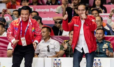 Presiden Joko Widodo (kanan) dan Menpora Imam Nahrawi (kiri) berekspresi usai menyaksikan atlet wushu putri Indonesia Lindswell berlaga dalam nomor Taijijian Putri Wushu Asian Games 2018 di JIExpo, Kemayoran, Jakarta, Senin (20/8). 