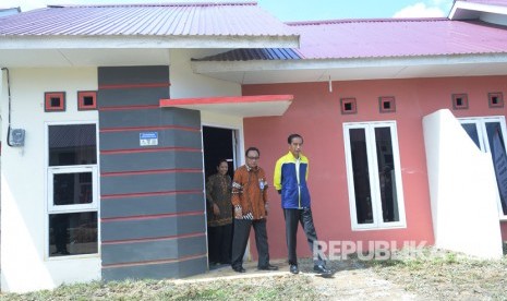 Presiden Joko Widodo (kanan) dan Menteri BUMN Rini Soemarno (kiri), didampingi Direktur Utama Bank BTN Maryono meninjau proyek rumah tapak Pesona Bukit Batuah di Balikpapan, Kalimantan Timur, Kamis (13/7). 